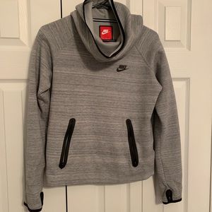 NIKE PULL OVER HOODIE W/ POCKETS